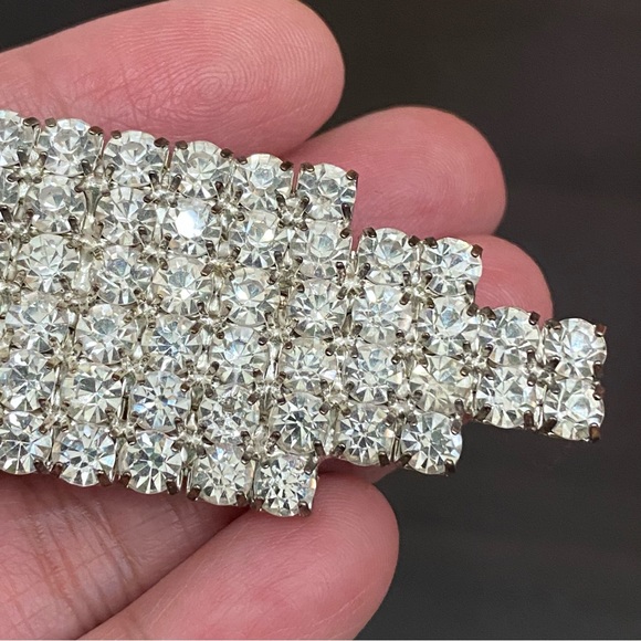 Unsigned Silver-tone Clear Rhinestones Crystals Pave Shield Brooch - Picture 9 of 10